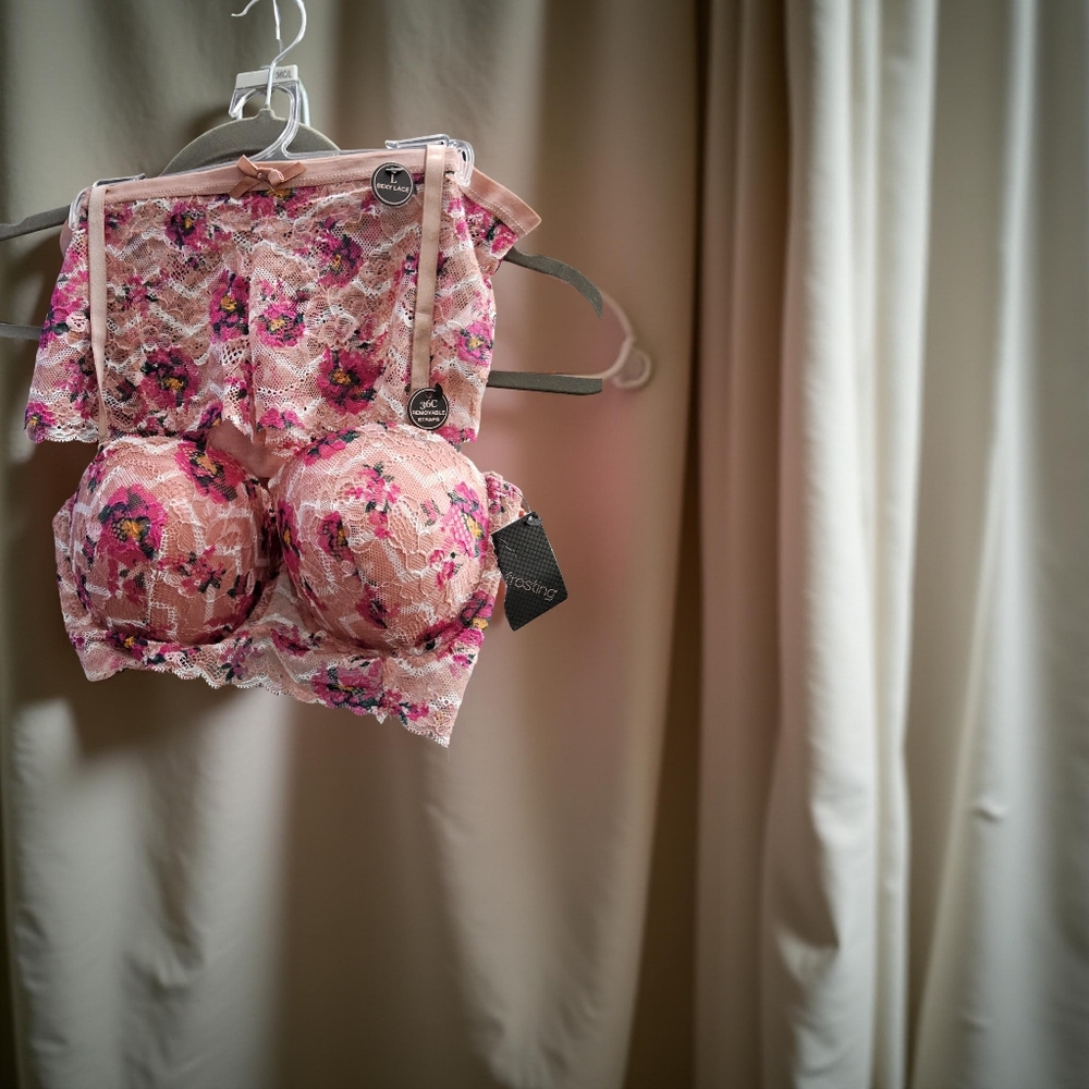 New Body Frosting Size 36D/Xlarge  Lacey Bra and pantie